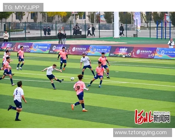 与足球球星并肩合影记录珍贵时刻尽享绿茵场上的荣耀与激情